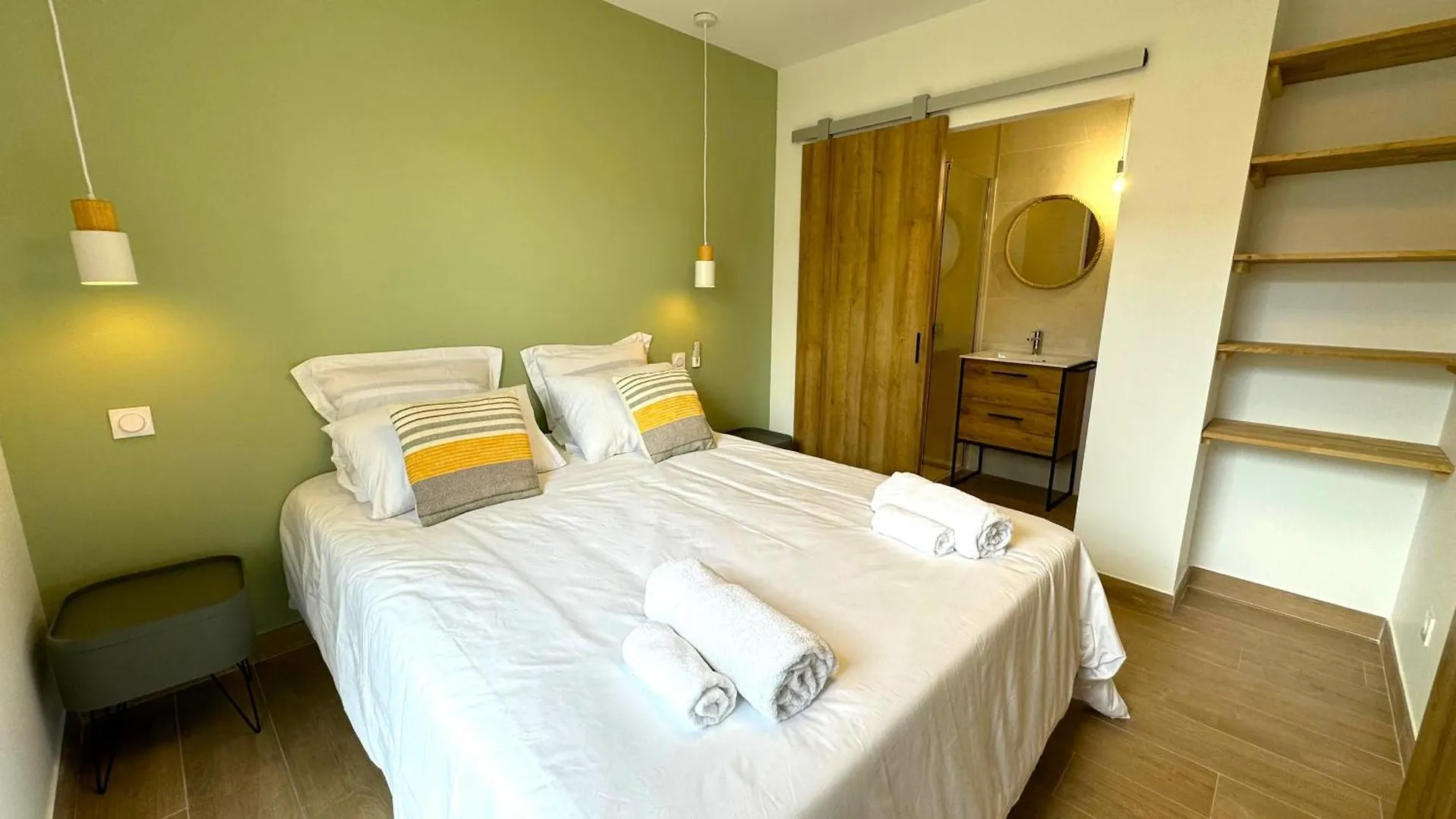 Daya Lodge. L'Isle-sur-la-Sorgue 0*,  France
