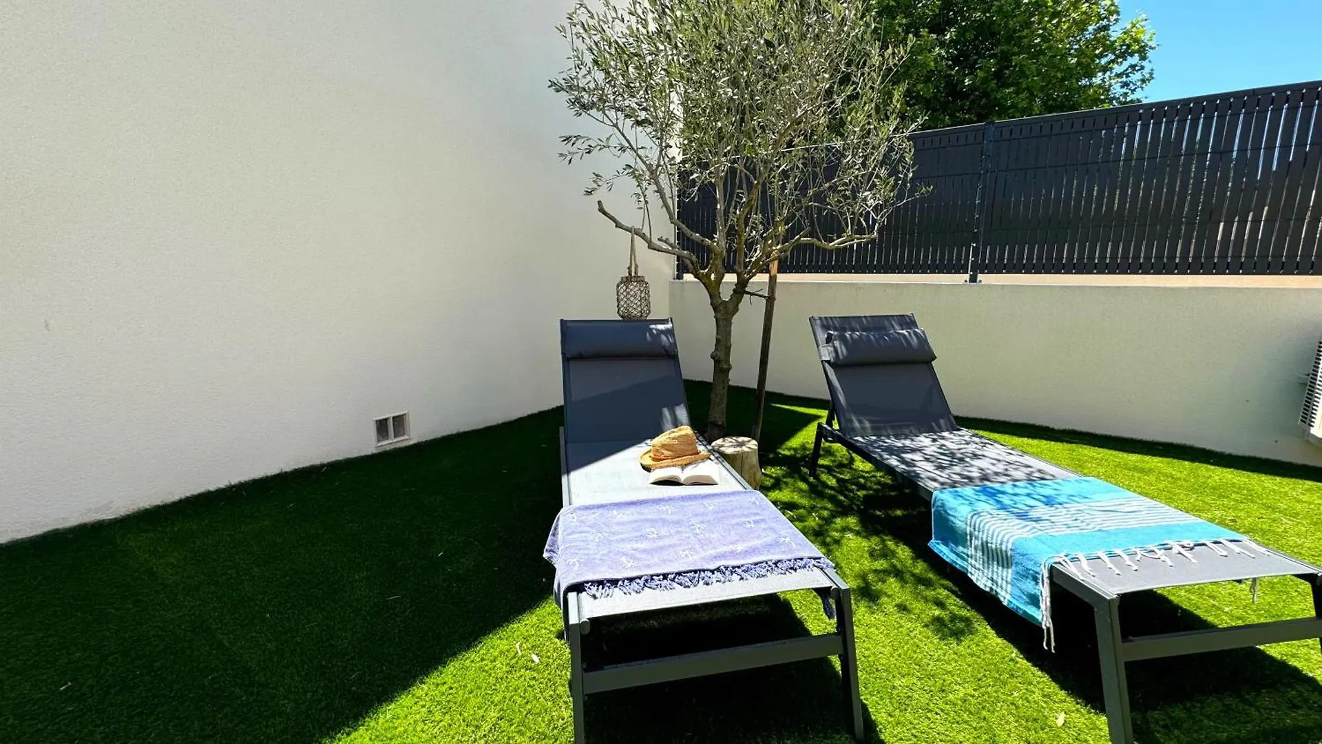 Daya Lodge. L'Isle-sur-la-Sorgue 0*,