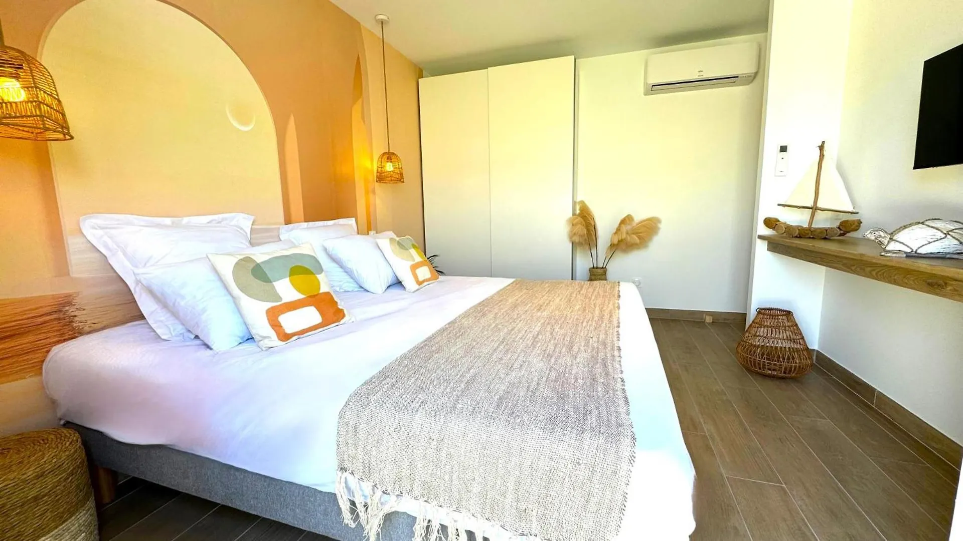 Daya Lodge. L'Isle-sur-la-Sorgue Villa
