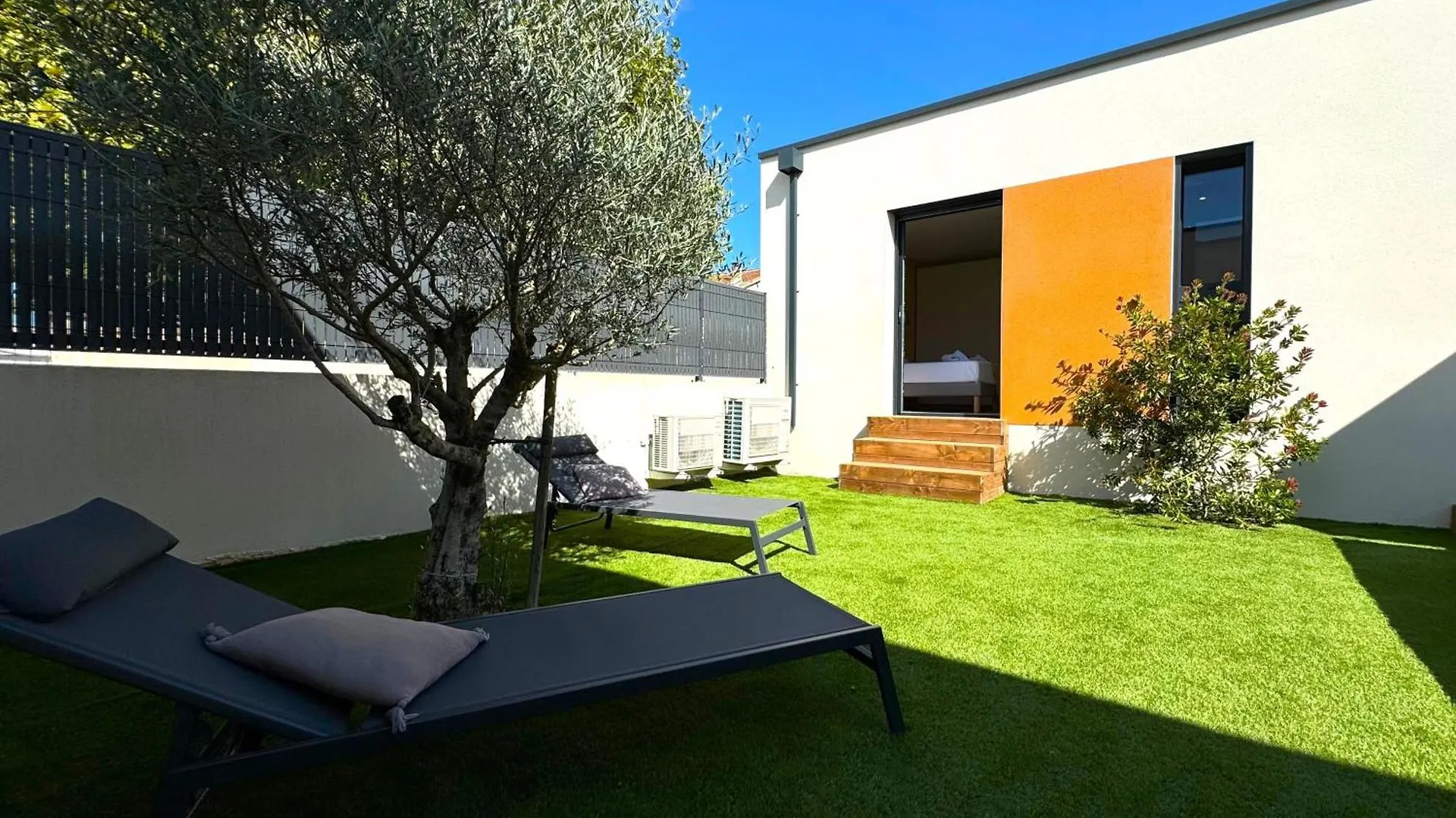 Daya Lodge. L'Isle-sur-la-Sorgue 0*,  France