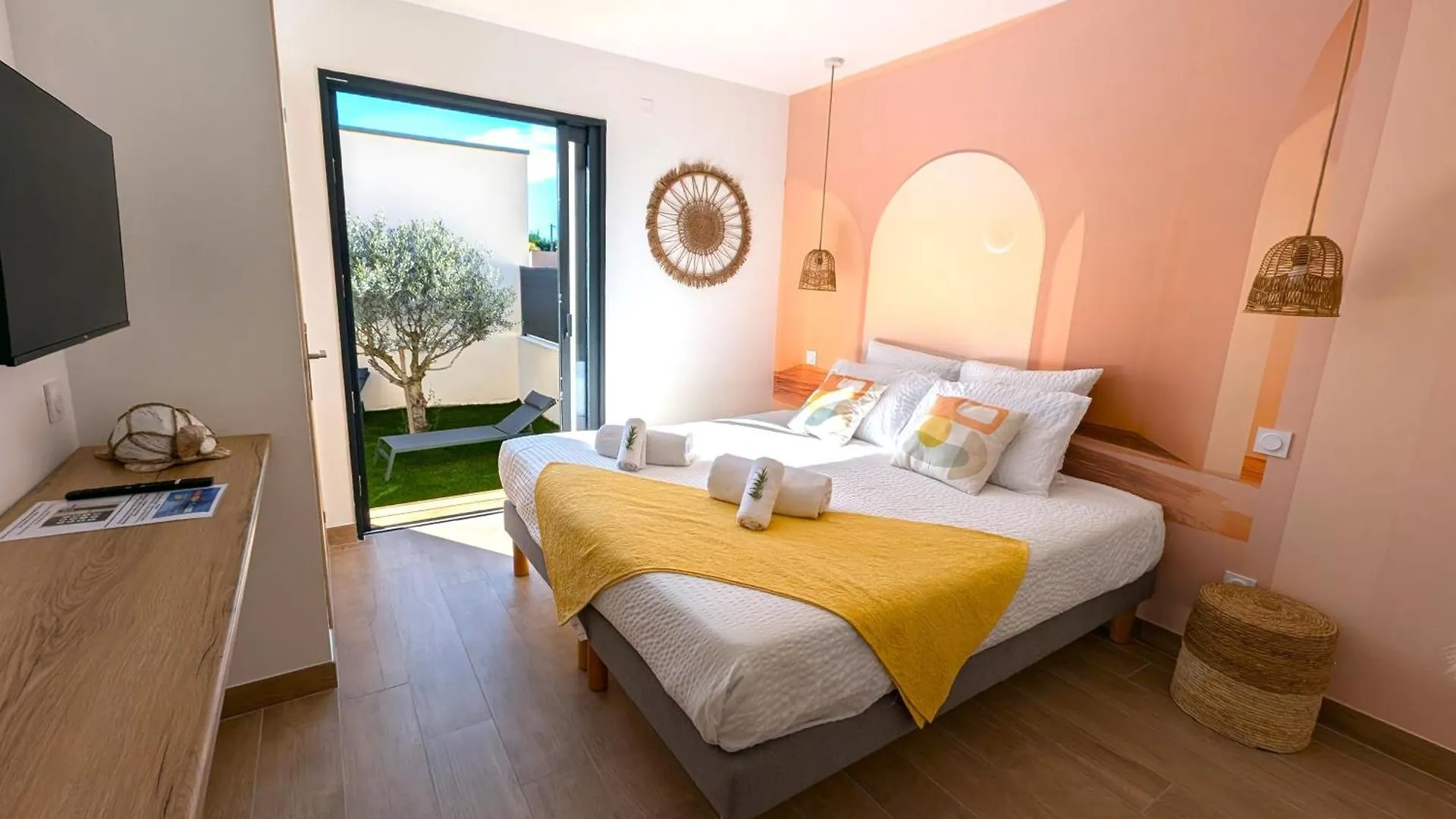 Daya Lodge. L'Isle-sur-la-Sorgue 0*,