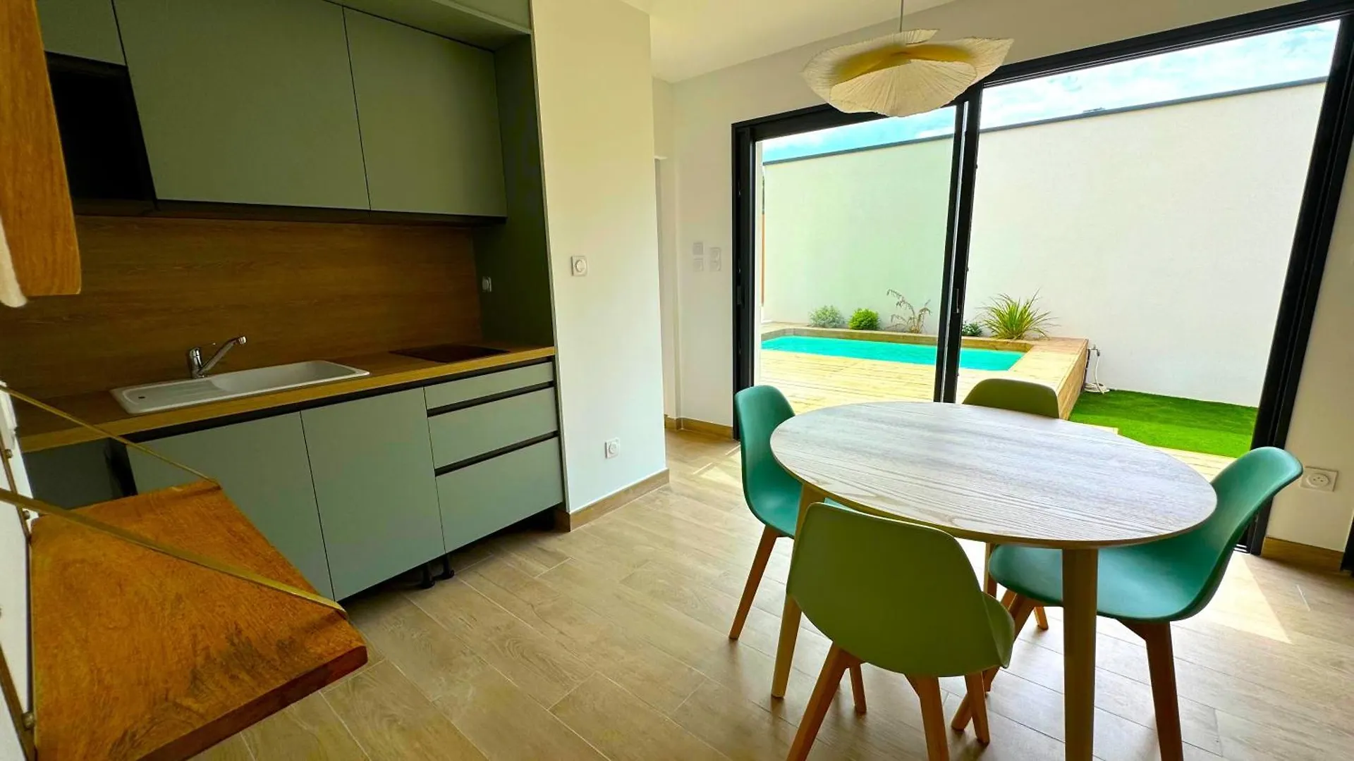 Daya Lodge. L'Isle-sur-la-Sorgue Villa