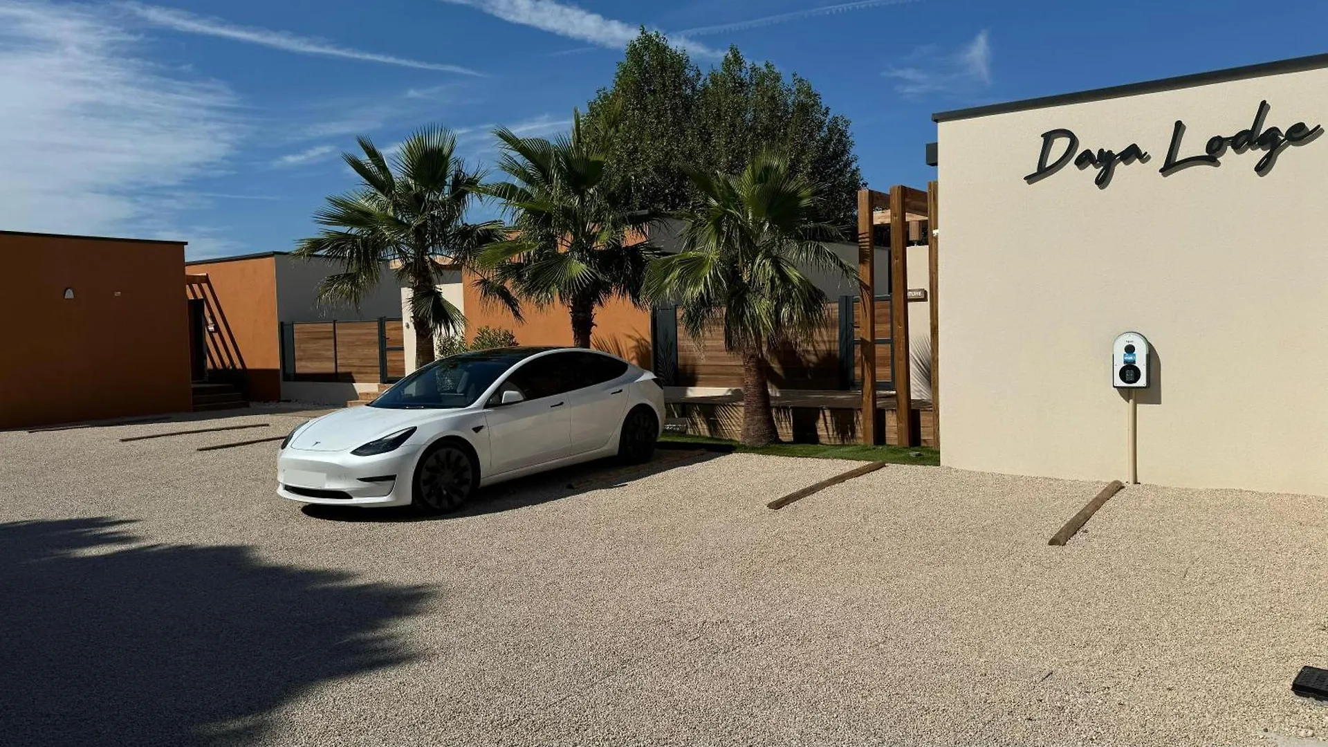 Daya Lodge. L'Isle-sur-la-Sorgue 0*,