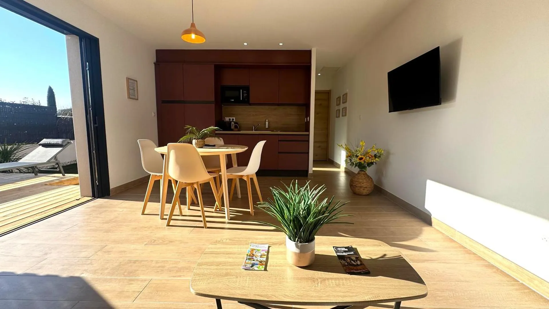 Daya Lodge. L'Isle-sur-la-Sorgue Villa