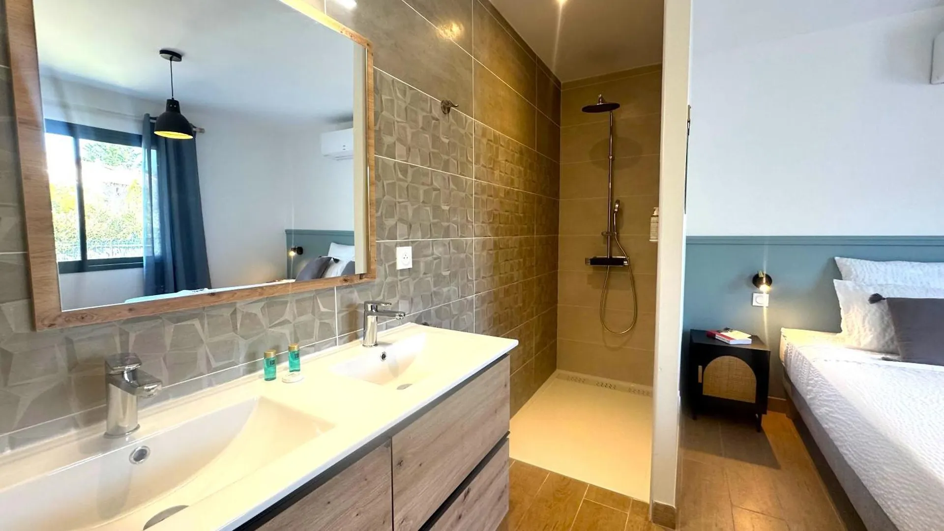 Daya Lodge. L'Isle-sur-la-Sorgue Villa