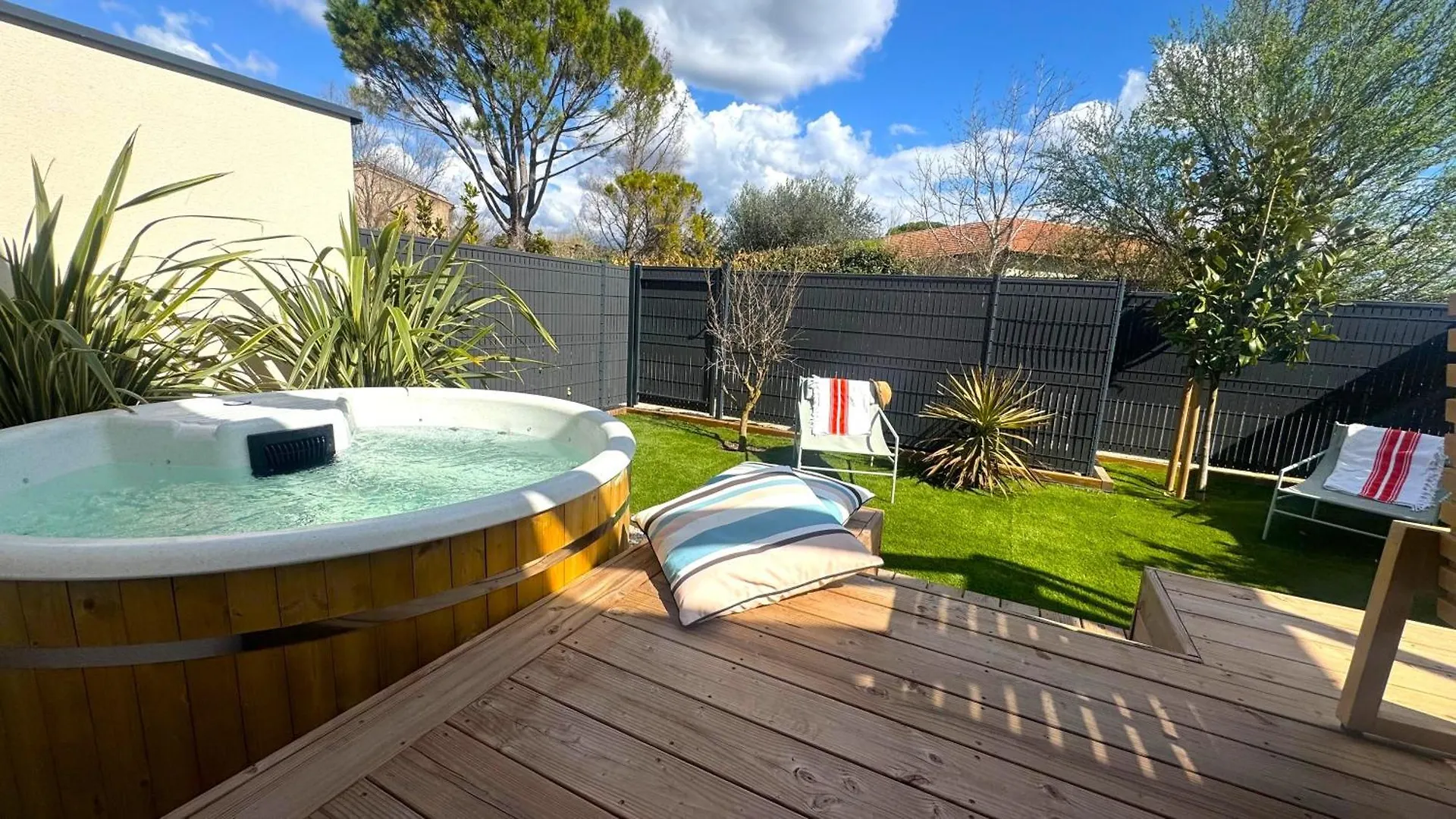 Daya Lodge. L'Isle-sur-la-Sorgue