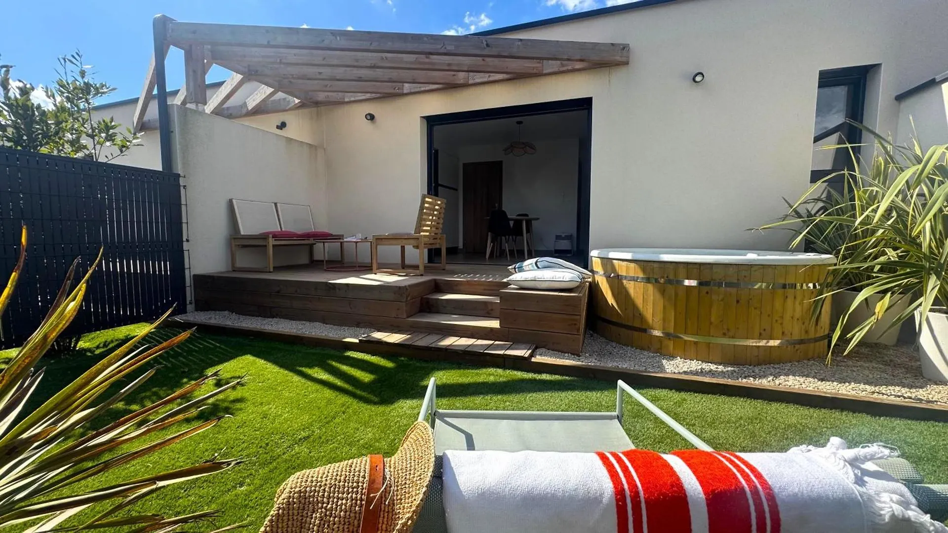 Daya Lodge. L'Isle-sur-la-Sorgue