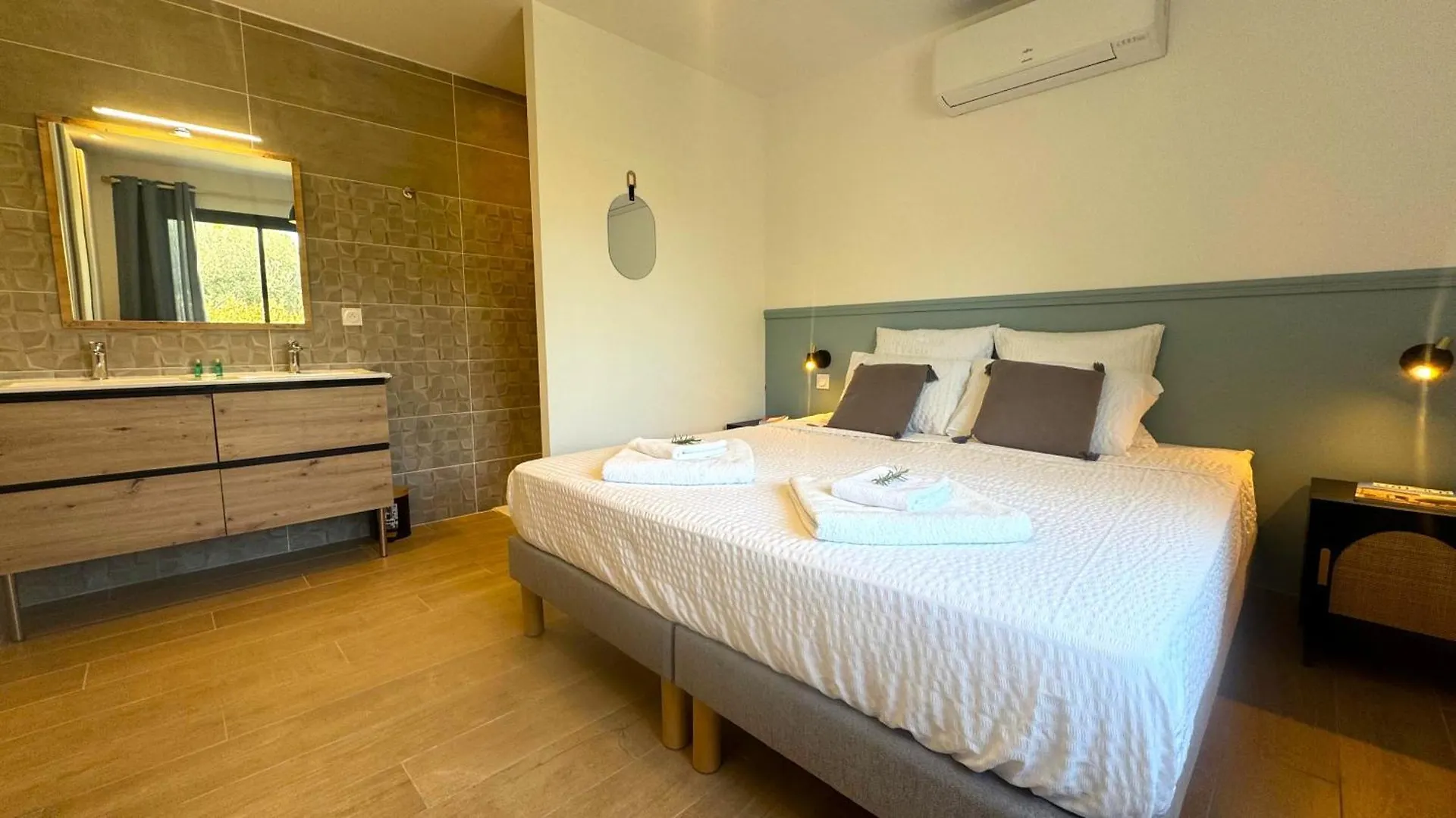 Daya Lodge. L'Isle-sur-la-Sorgue 0*,