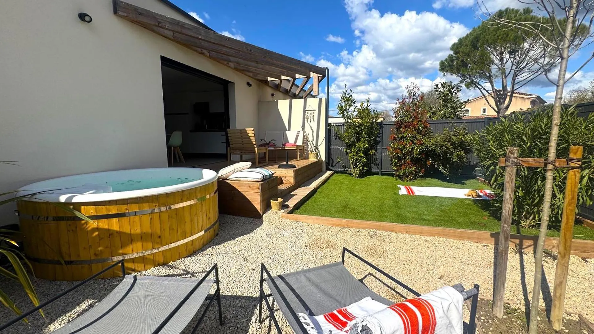Daya Lodge. L'Isle-sur-la-Sorgue Villa