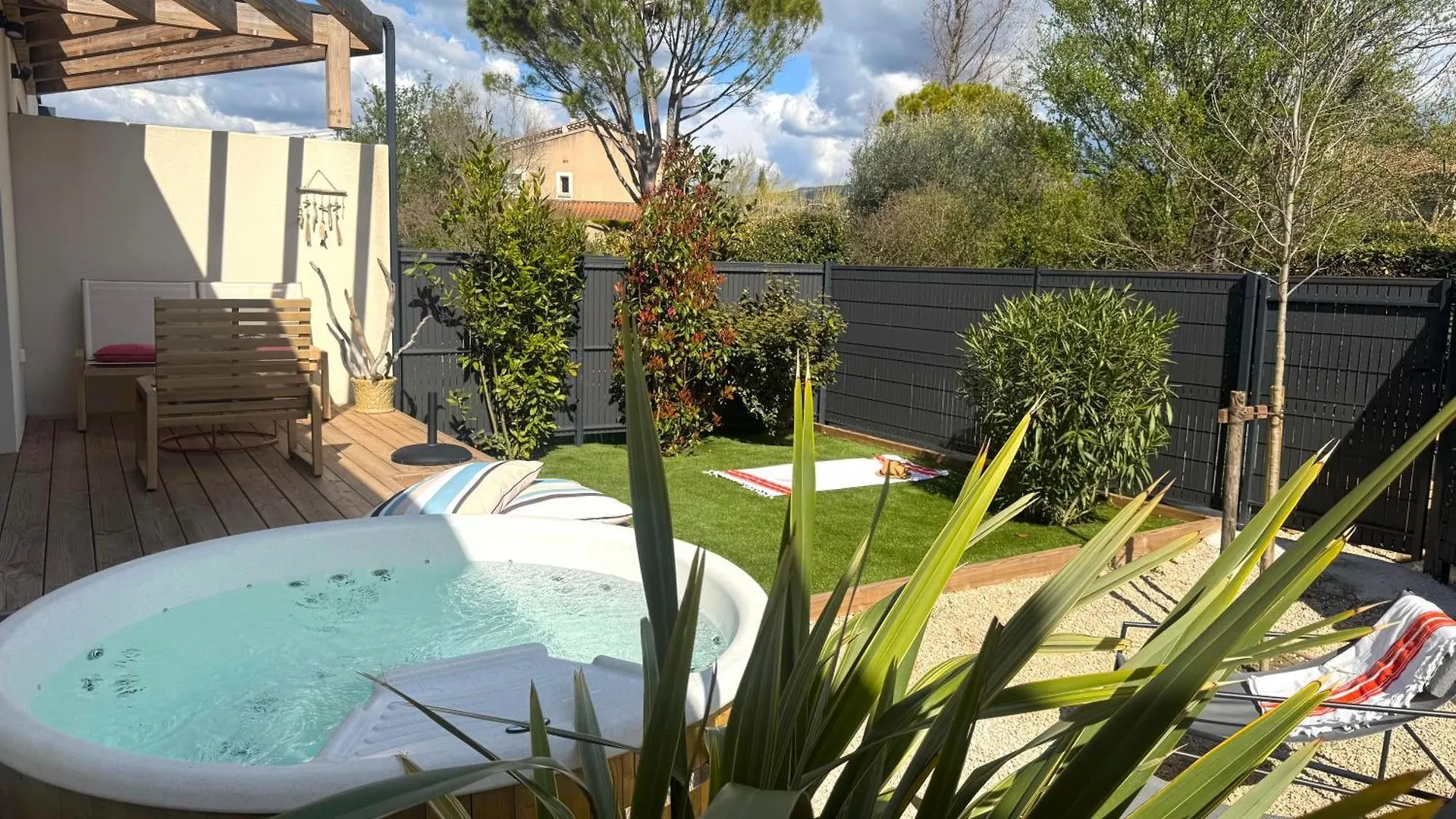 Daya Lodge. L'Isle-sur-la-Sorgue