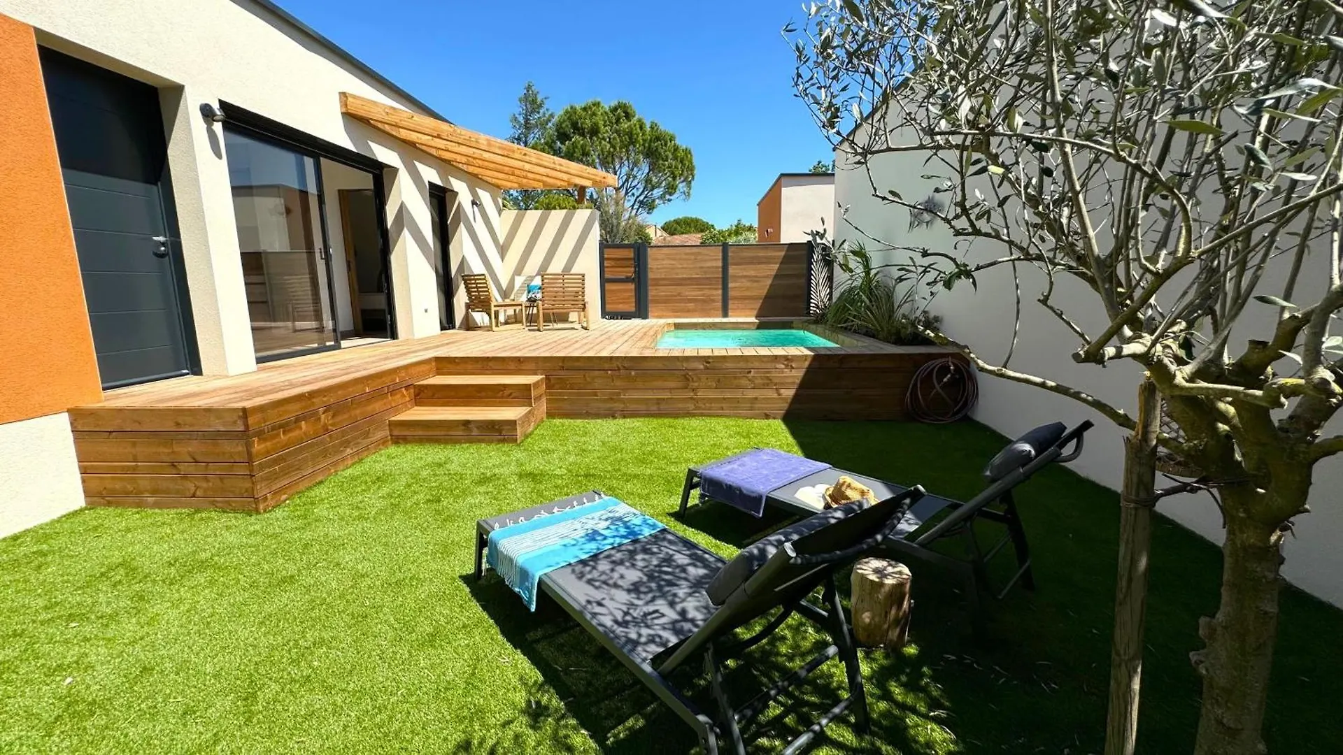 Daya Lodge. LʼIsle-sur-la-Sorgue 0*,  Frankrig