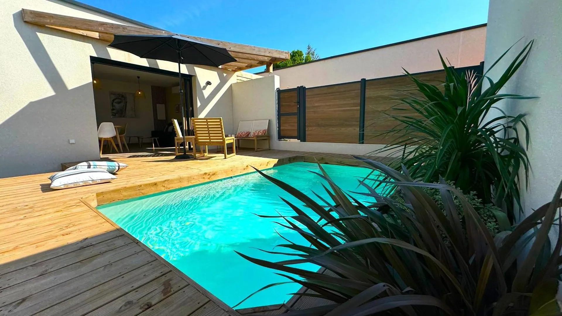 Daya Lodge. LʼIsle-sur-la-Sorgue