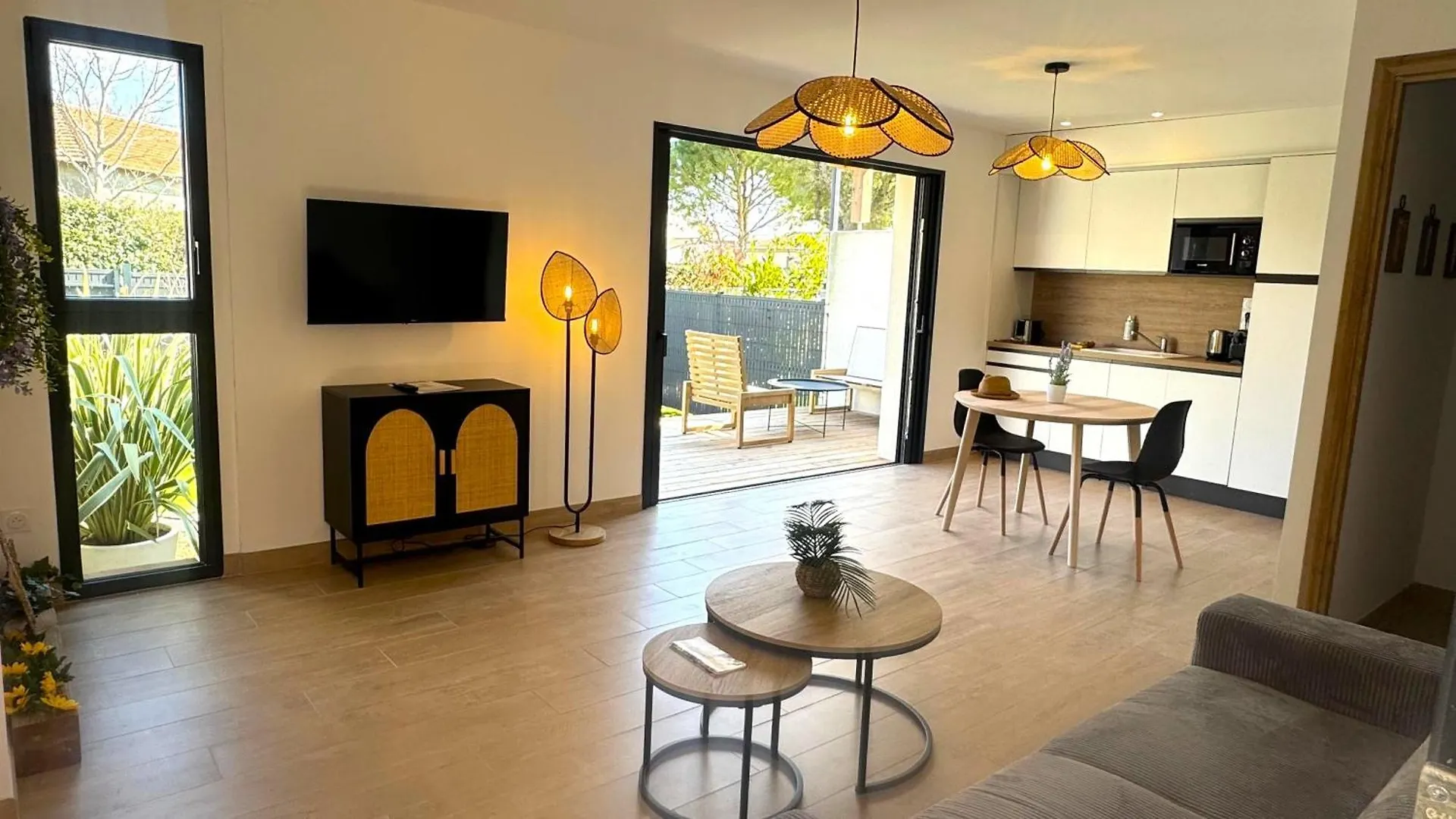 Daya Lodge. LʼIsle-sur-la-Sorgue Villa